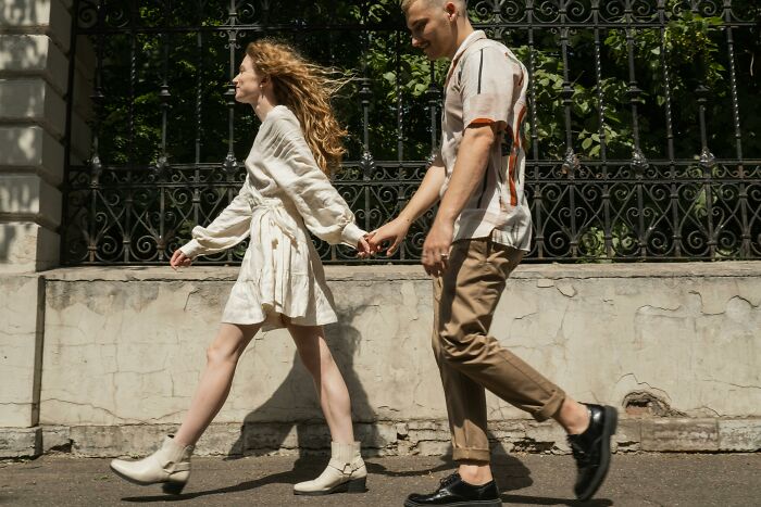 &ldquo;Are We Still Accepting The Bare Minimum?&rdquo;: Vote On These 26 Dating Gestures & Find Out