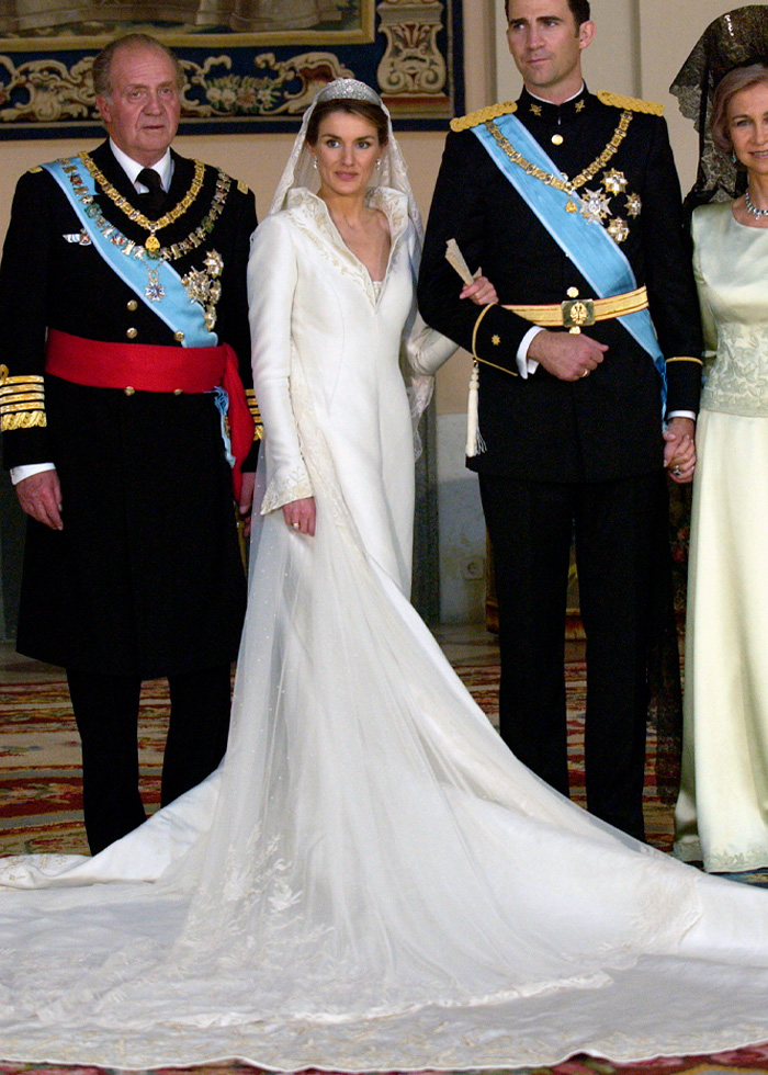 “Diana’s Was A Mess”: 20 Royal Wedding Dresses That Sparked Buzz For Better Or Worse “Diana’s Was A Mess”: 20 Royal Wedding Dresses That Sparked Buzz For Better Or Worse