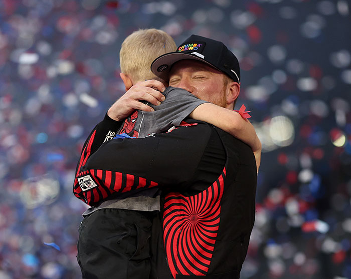Video Of Michael Jordan Touching Young Fan At Daytona 500 Sparks Heated Debate Video Of Michael Jordan Touching Young Fan At Daytona 500 Sparks Heated Debate