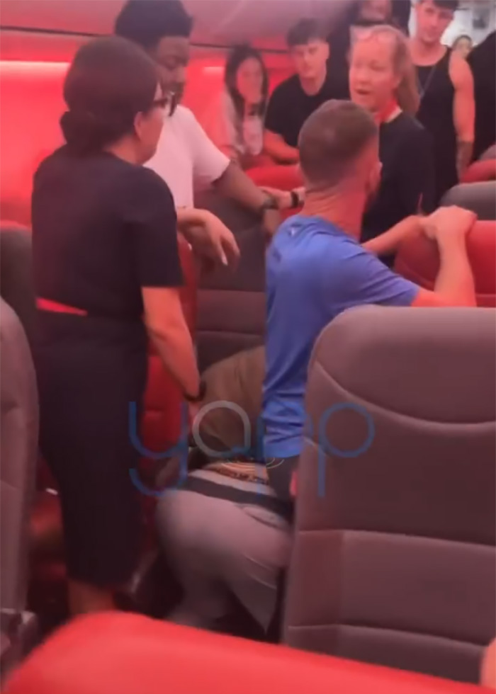 Video Captures Chaotic Brawl That Got ‘Racist’ Passengers Banned From Airline Video Captures Chaotic Brawl That Got ‘Racist’ Passengers Banned From Airline