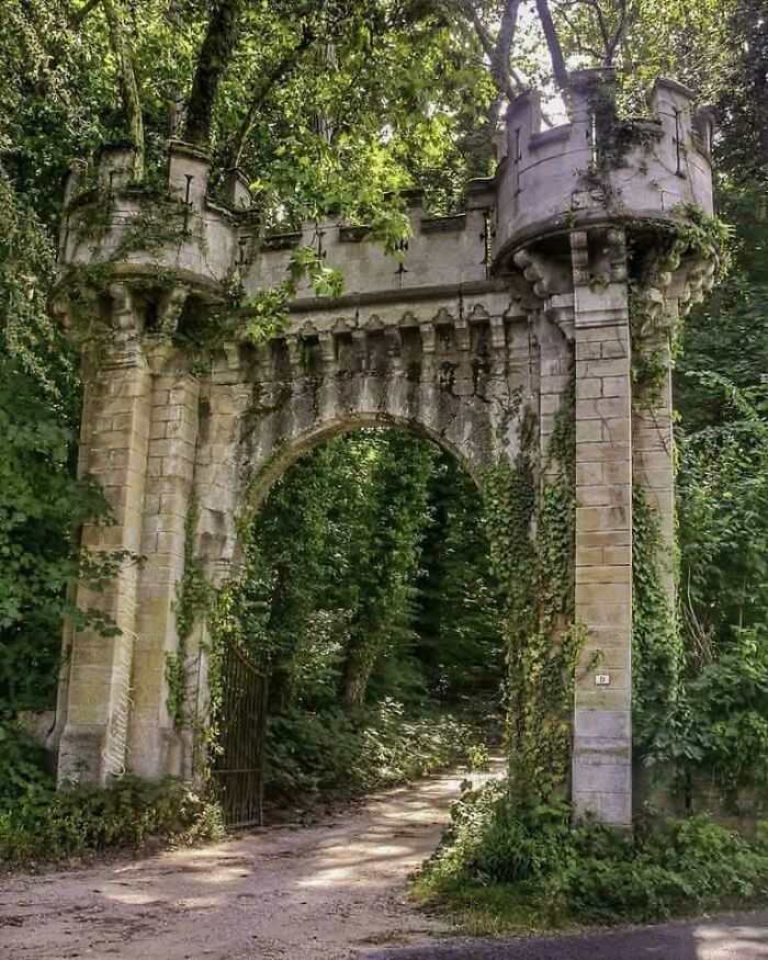 84 Fascinating Photos Of Abandoned Places Frozen In Time