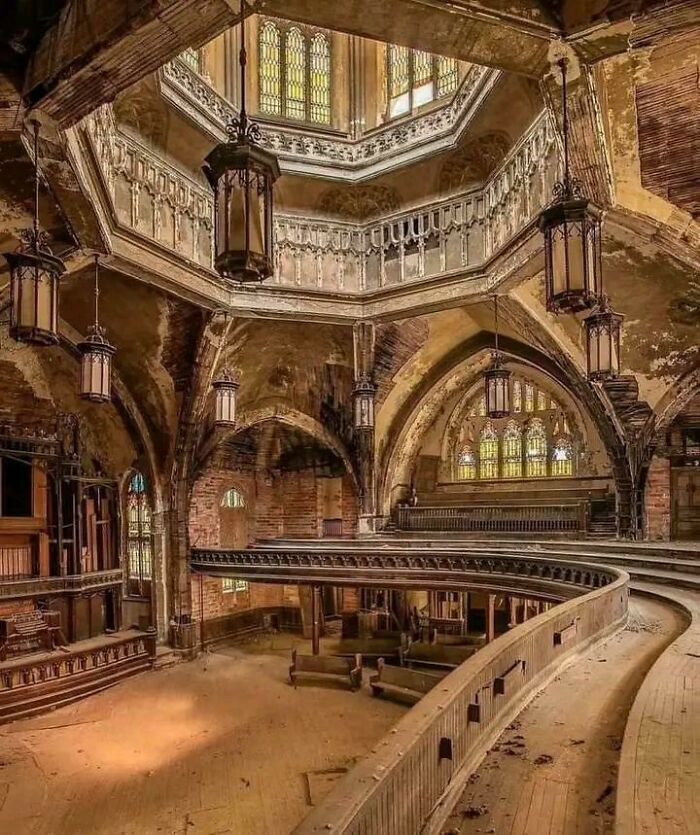 84 Fascinating Photos Of Abandoned Places Frozen In Time