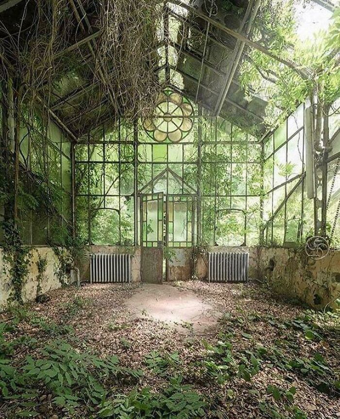 84 Fascinating Photos Of Abandoned Places Frozen In Time