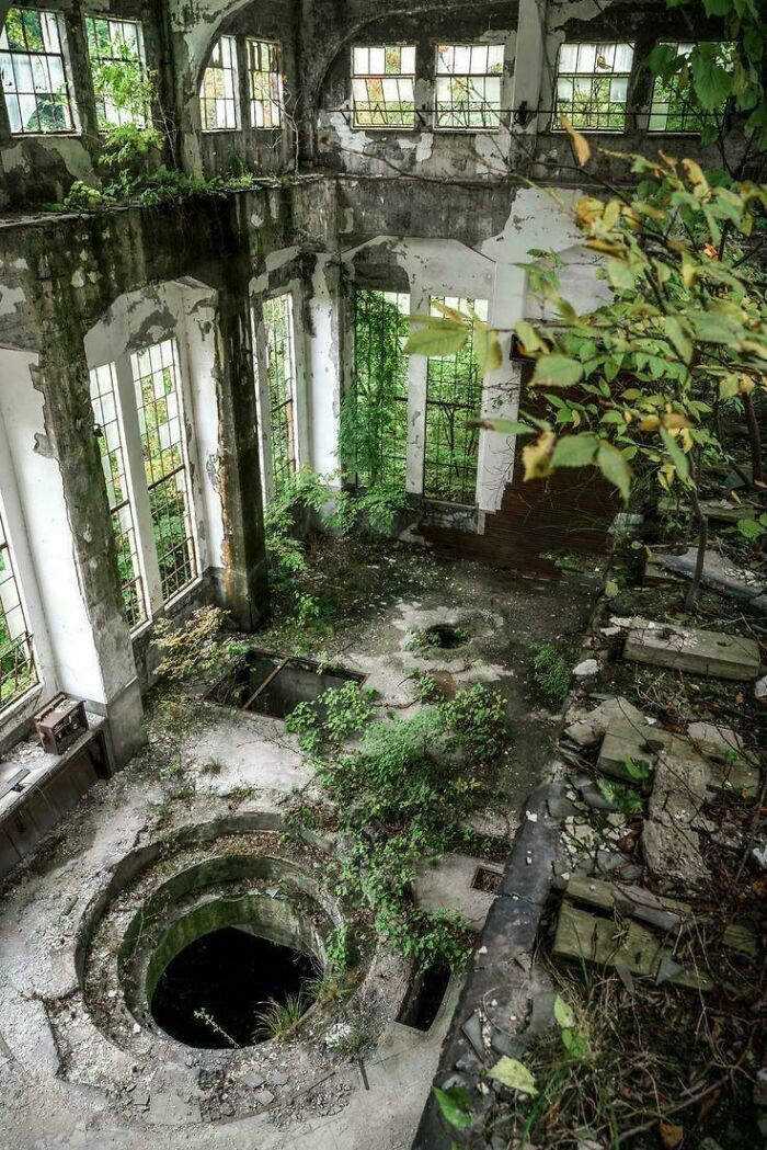84 Fascinating Photos Of Abandoned Places Frozen In Time