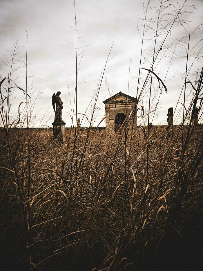 84 Fascinating Photos Of Abandoned Places Frozen In Time