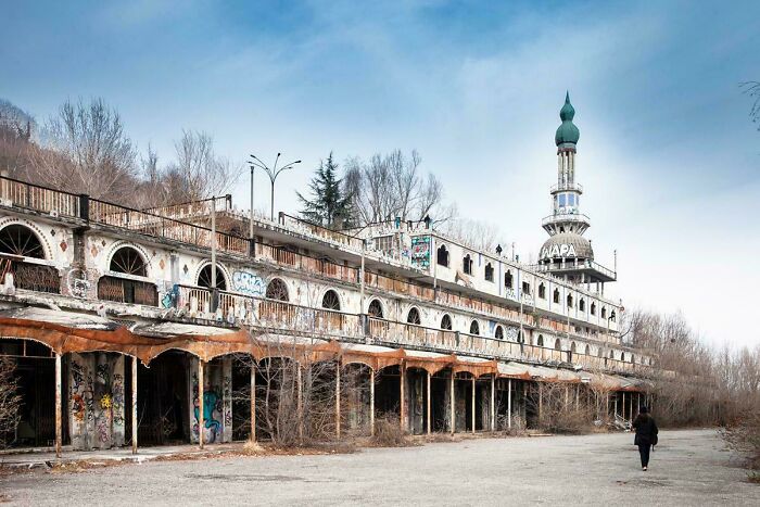 84 Fascinating Photos Of Abandoned Places Frozen In Time