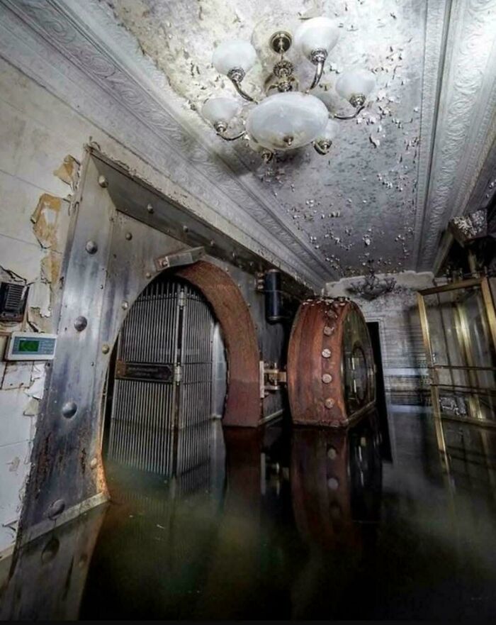 84 Fascinating Photos Of Abandoned Places Frozen In Time