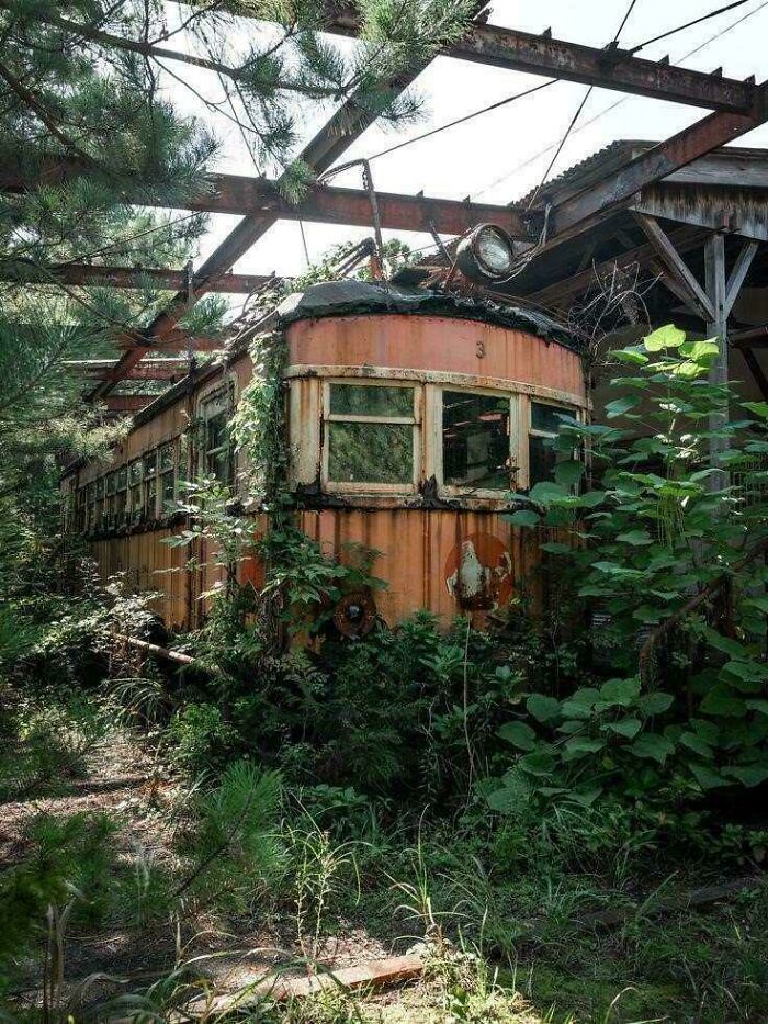 84 Fascinating Photos Of Abandoned Places Frozen In Time