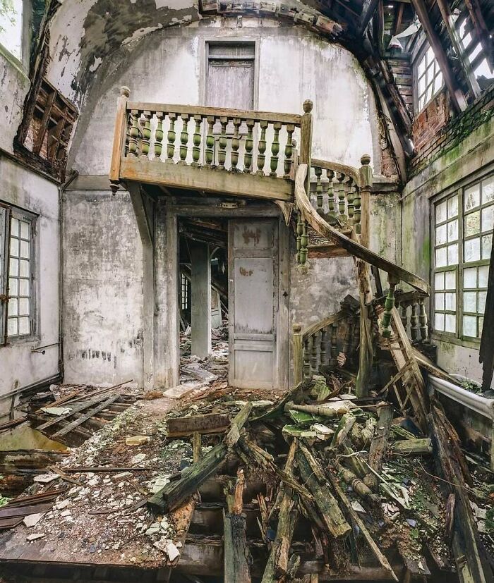 84 Fascinating Photos Of Abandoned Places Frozen In Time