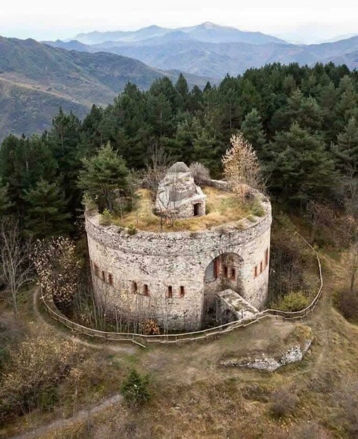 84 Fascinating Photos Of Abandoned Places Frozen In Time