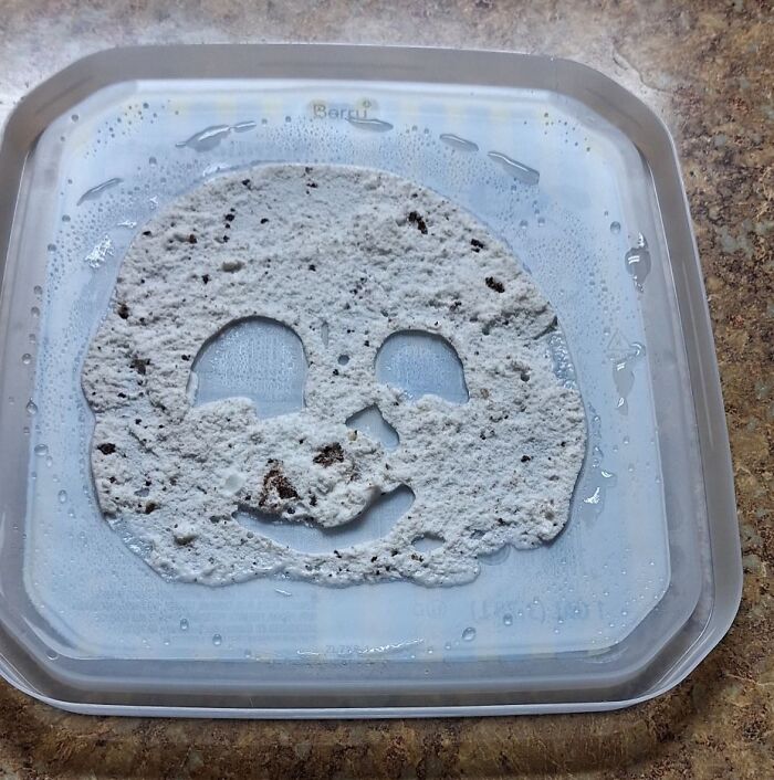 90 Times People Spotted A Face In An Everyday Thing And Just Had To Share (New Pics) 90 Times People Spotted A Face In An Everyday Thing And Just Had To Share (New Pics)