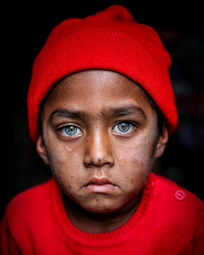 21 Striking Portraits Of Bangladeshis With Rare Light-Colored Eyes By Mou Ayesha