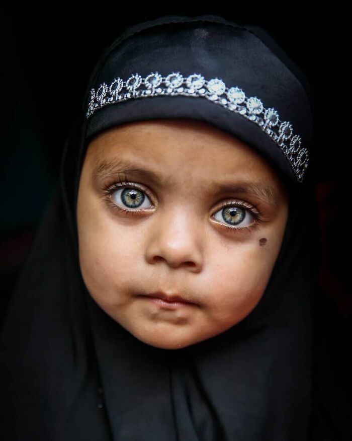 21 Striking Portraits Of Bangladeshis With Rare Light-Colored Eyes By Mou Ayesha