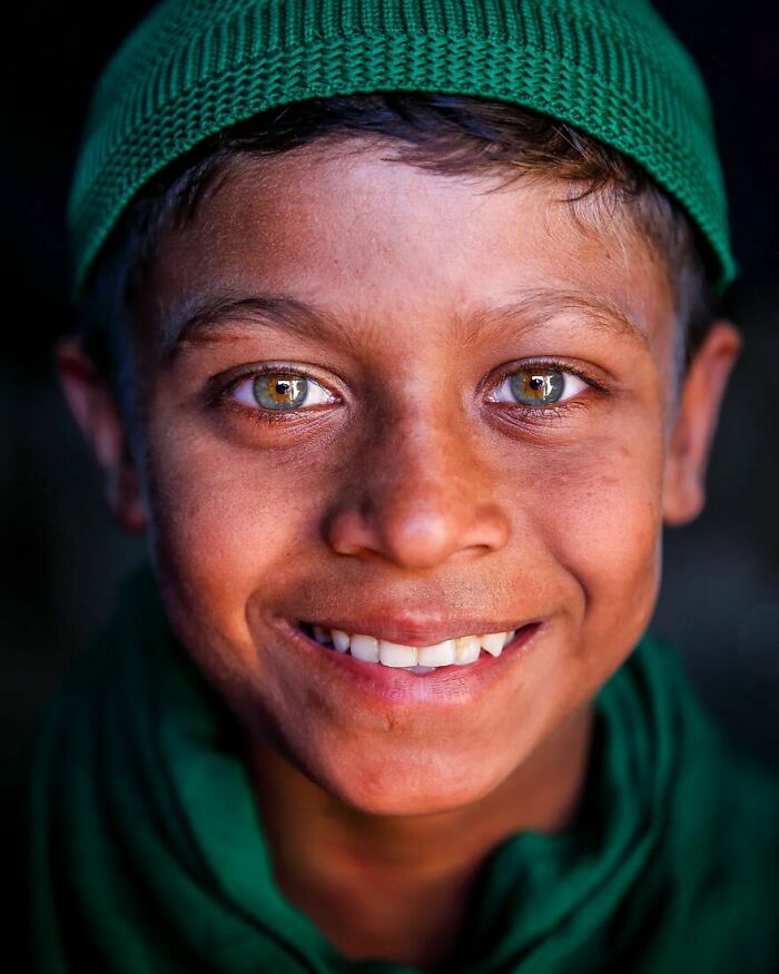 21 Striking Portraits Of Bangladeshis With Rare Light-Colored Eyes By Mou Ayesha