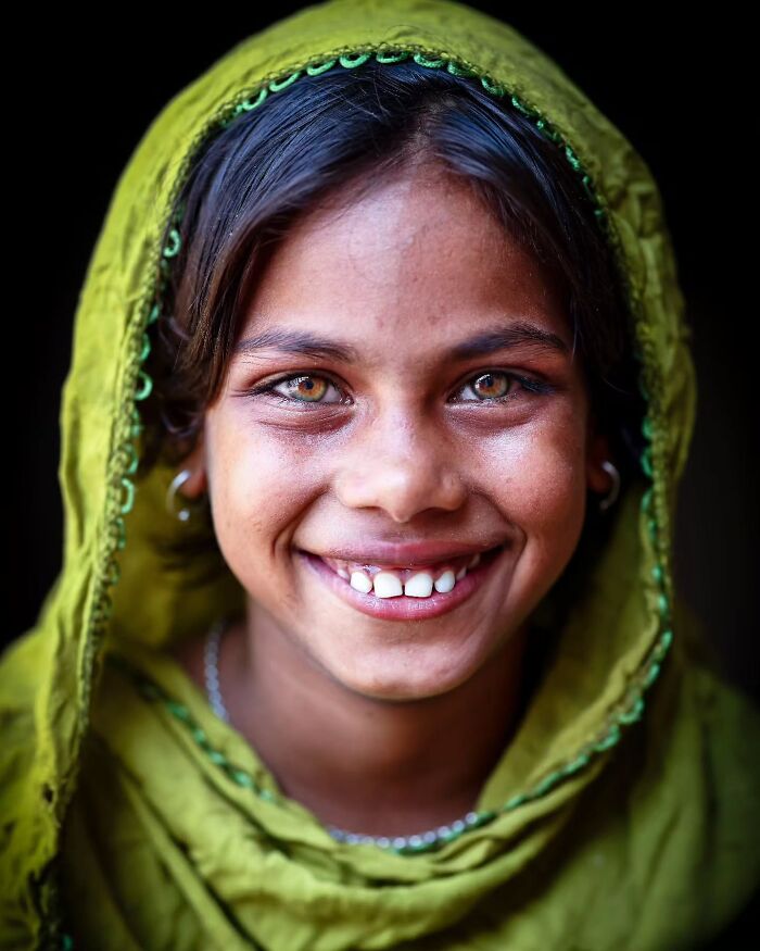 21 Striking Portraits Of Bangladeshis With Rare Light-Colored Eyes By Mou Ayesha