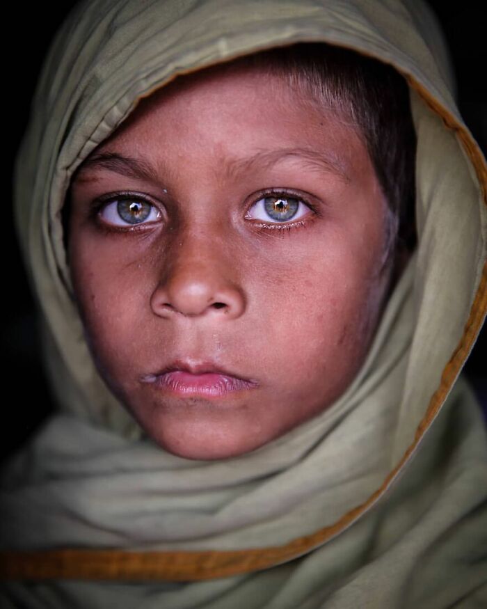 21 Striking Portraits Of Bangladeshis With Rare Light-Colored Eyes By Mou Ayesha