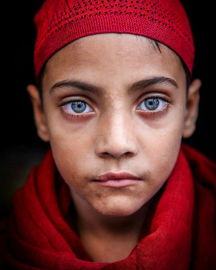 21 Striking Portraits Of Bangladeshis With Rare Light-Colored Eyes By Mou Ayesha