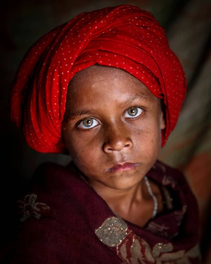 21 Striking Portraits Of Bangladeshis With Rare Light-Colored Eyes By Mou Ayesha