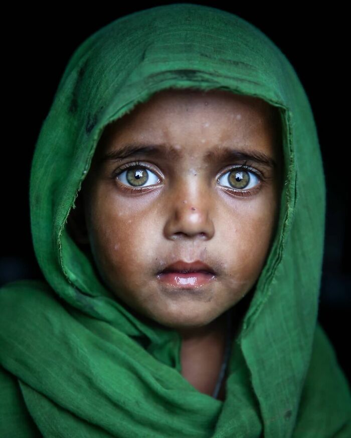 21 Striking Portraits Of Bangladeshis With Rare Light-Colored Eyes By Mou Ayesha