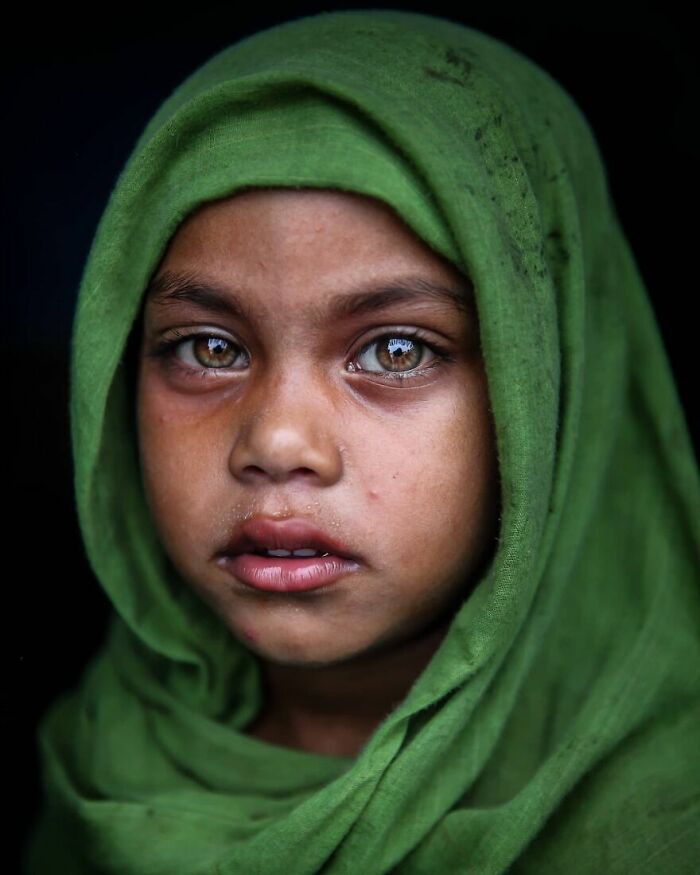 21 Striking Portraits Of Bangladeshis With Rare Light-Colored Eyes By Mou Ayesha