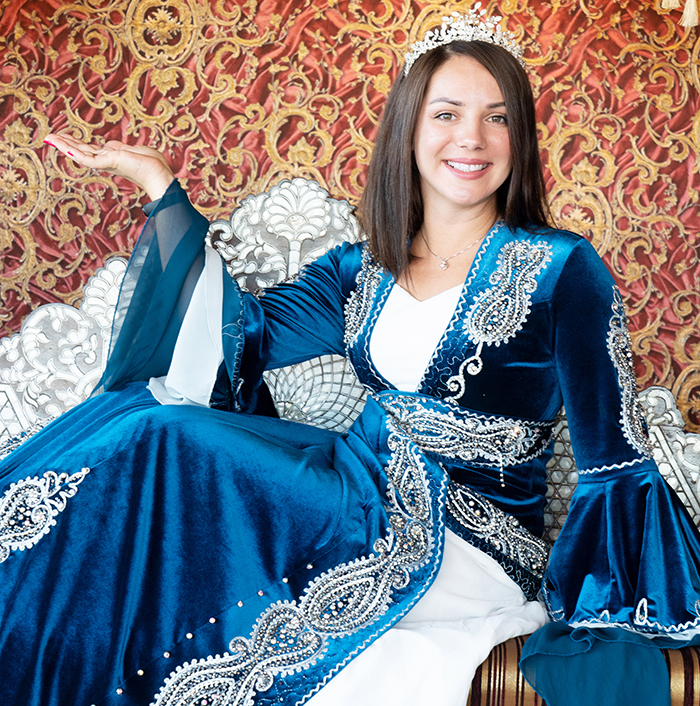 Bride Doesn’t Want European Wedding Guest Wearing Traditional Arab Dress: “Will Stand Out Too Much”