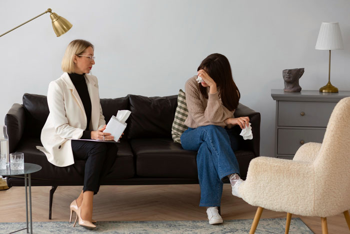 Tired Mom Takes In Narcissistic Dad And Sis After Fire, Quickly Realizes Why She Left Them Behind