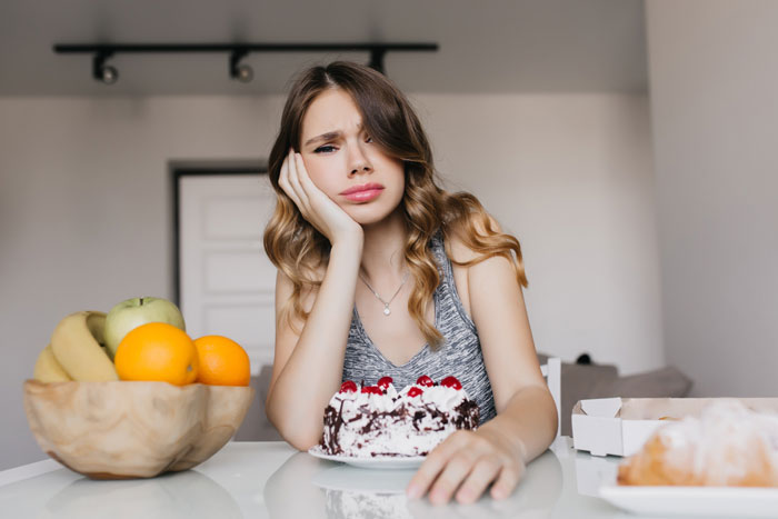 Ungrateful Wife Bins Husband&rsquo;s Cake Gift Because Of A “Bad Mood,” He&rsquo;s Livid Over A Lack Of Apology