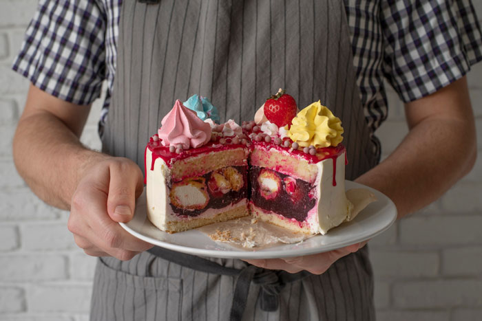 Ungrateful Wife Bins Husband&rsquo;s Cake Gift Because Of A “Bad Mood,” He&rsquo;s Livid Over A Lack Of Apology