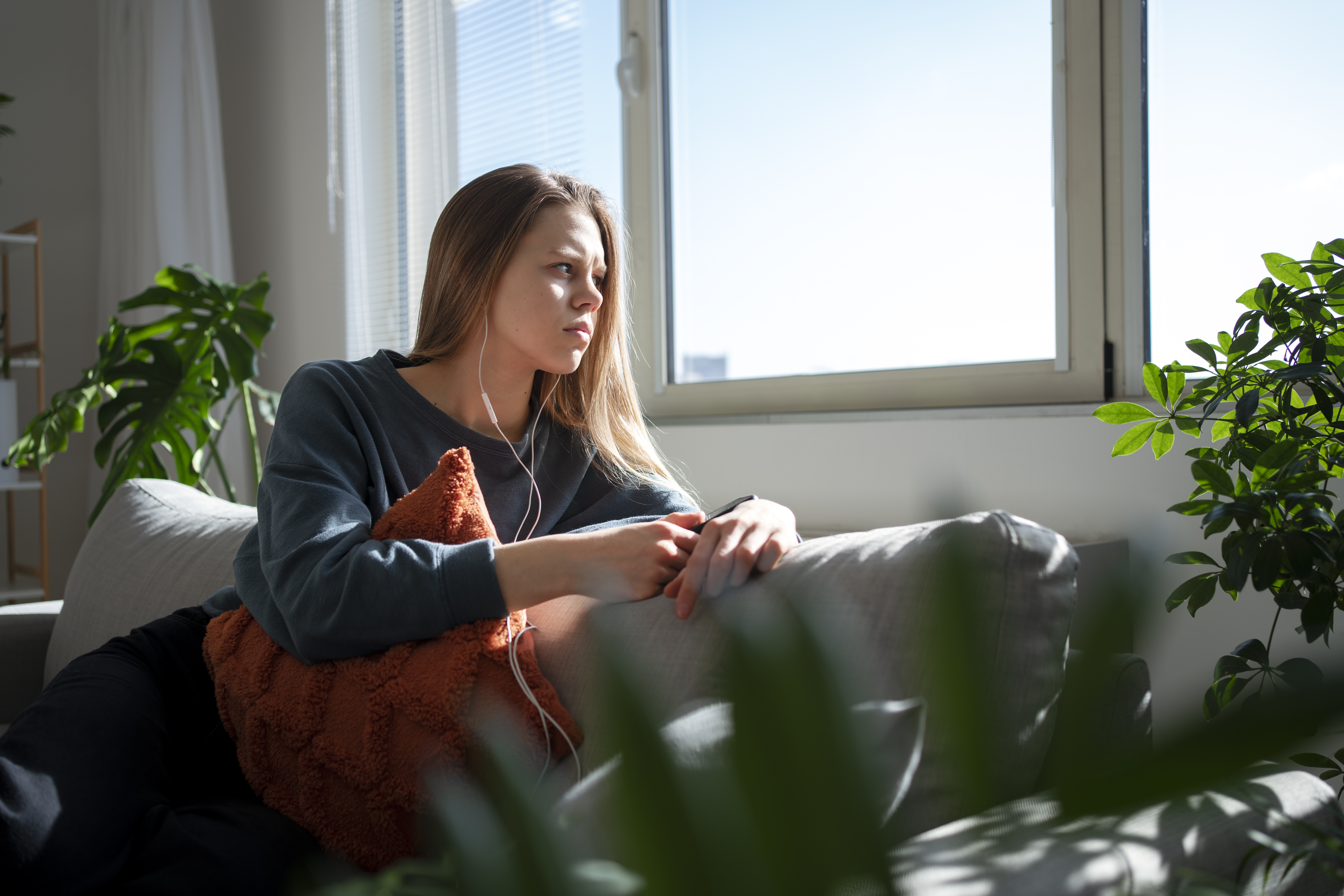 Woman Finds Biological Sister Wanting To Connect, Assumes She&rsquo;s Invited To Her Wedding