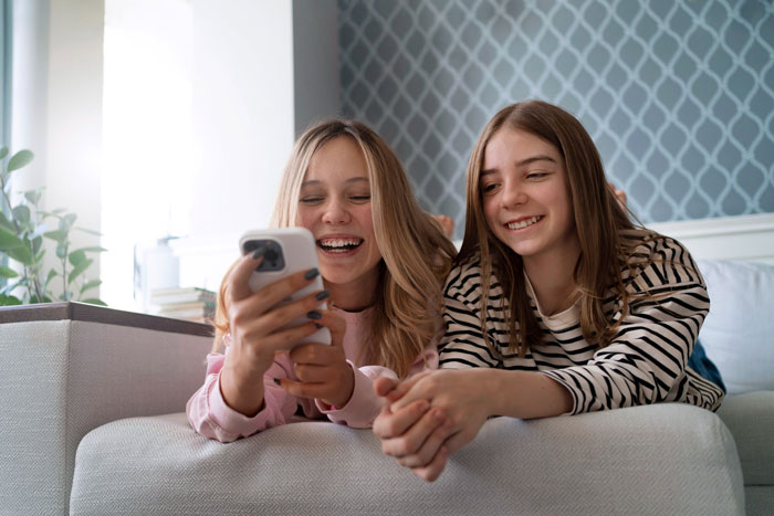 Half-Sis Shares She&rsquo;s Dating Older Guy, Woman Mortified After Learning He&rsquo;s Her Bio Dad