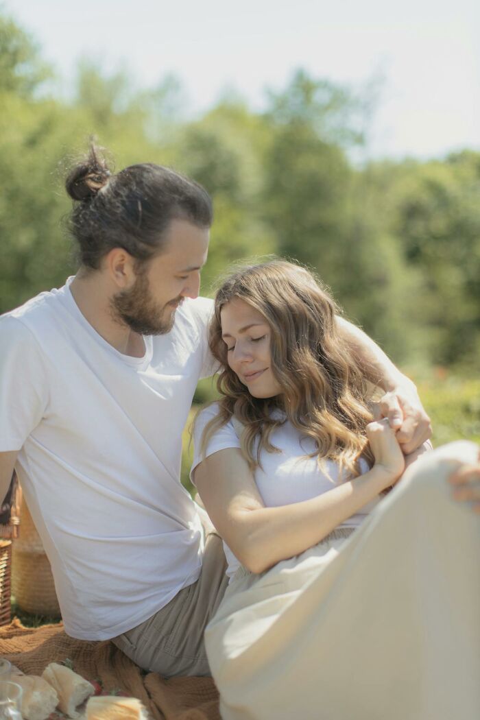 “Don&rsquo;t Disrespect Yourself Or Your Partner”: 62 Married Men Reveal How They React When They See A Hot Woman