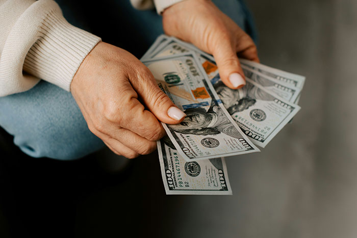 Woman Panics After Partner Who Makes 5x Her Salary Leaves Her Son Without A Ski Pass Woman Panics After Partner Who Makes 5x Her Salary Leaves Her Son Without A Ski Pass