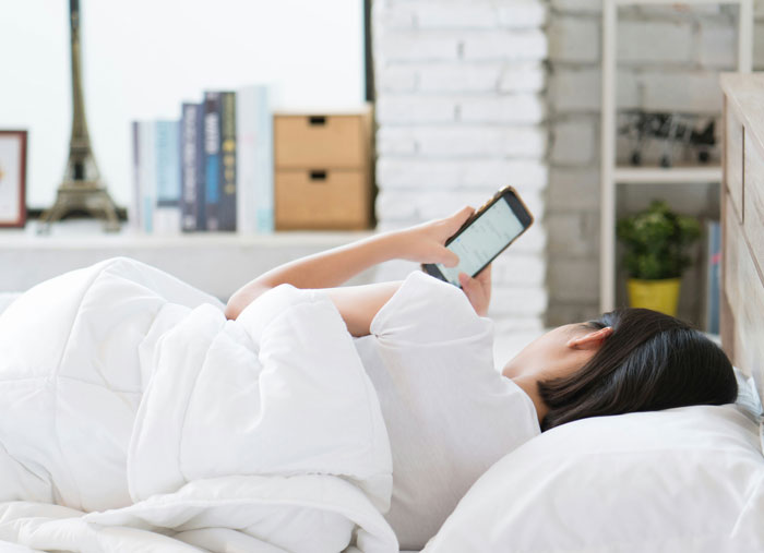 Woman Keeps Waking Up BF As Soon As She Wakes Up Because That’s What “Normal” Couples Do Woman Keeps Waking Up BF As Soon As She Wakes Up Because That’s What “Normal” Couples Do