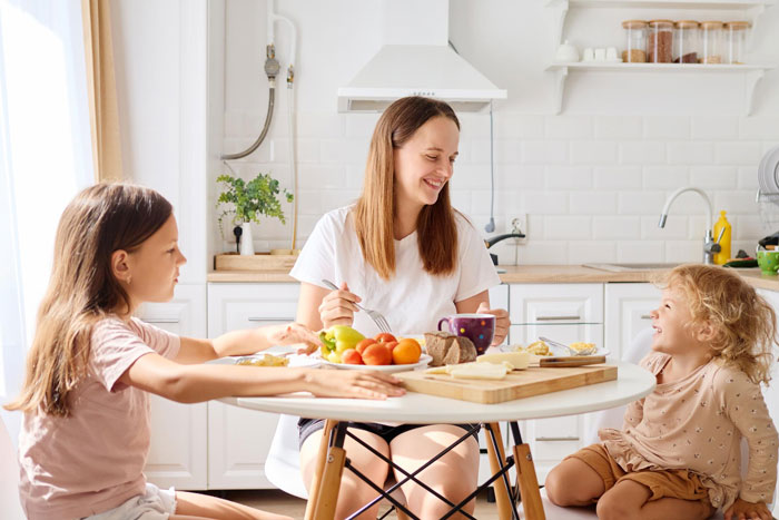 Golden Child Grows Up To Be A Neglectful Mom, Parents Still Defend Her When Ignored Sis Calls CPS