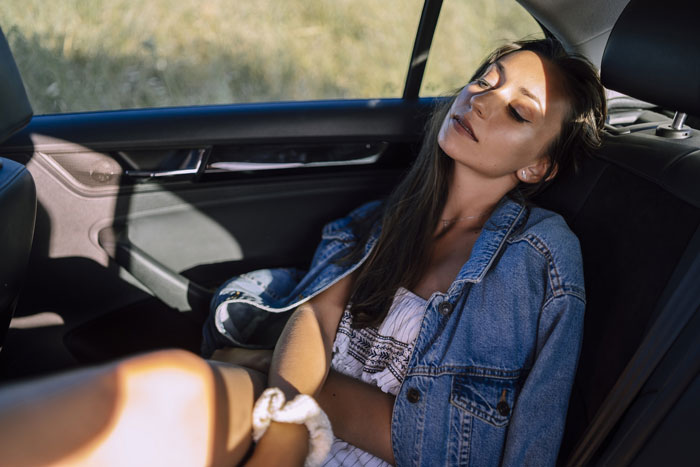 GF Goes To Toilet During Roadtrip, Doesn’t Know Whether To Cry Or Laugh When BF Drives Away GF Goes To Toilet During Roadtrip, Doesn’t Know Whether To Cry Or Laugh When BF Drives Away