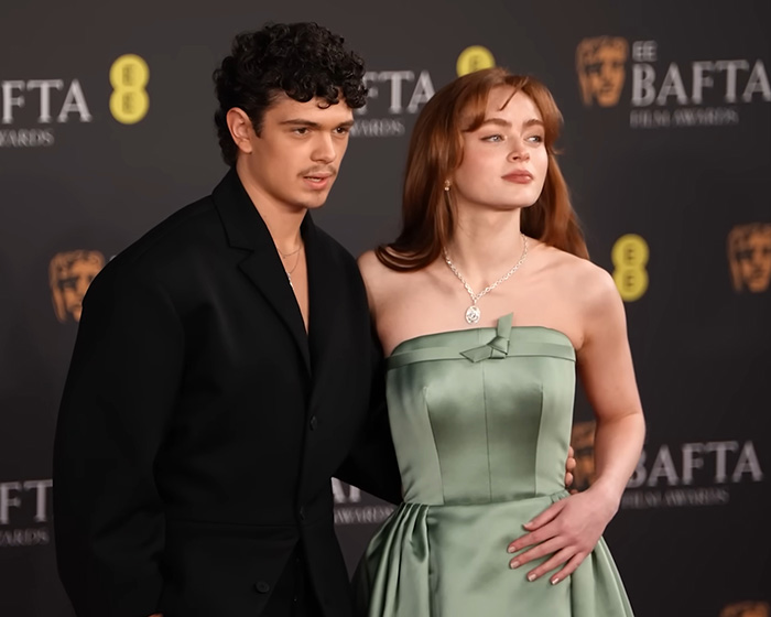 “Those Are Her Ribs”: Sadie Sink’s BAFTA Look Triggers Wave Of Divided Reactions “Those Are Her Ribs”: Sadie Sink’s BAFTA Look Triggers Wave Of Divided Reactions