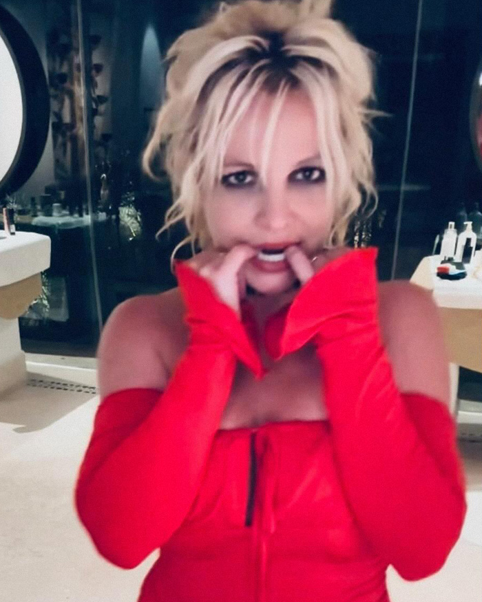 “Ruined By Hollywood”: Britney Spears Reveals Bra While Dancing To Billie Eilish In Crop Top