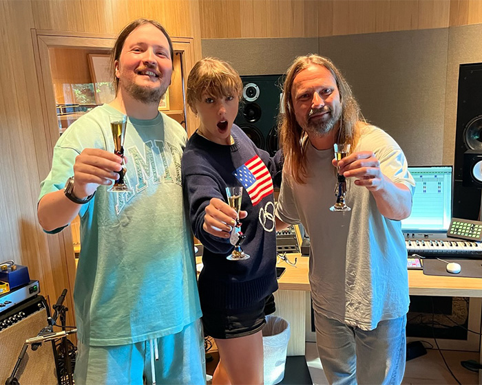 “Is That Really Her?”: Taylor Swift&rsquo;s Makeup‑Free Behind-the-Scenes Video Sparks Wild Reactions