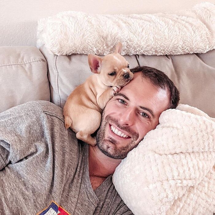 This Instagram Page Shows Heartwarming Photos Of Attractive Men And Their Dogs (49 Pics)