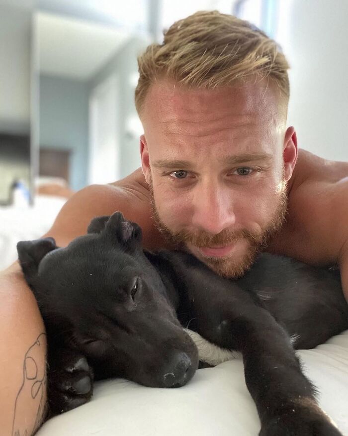 This Instagram Page Shows Heartwarming Photos Of Attractive Men And Their Dogs (49 Pics)