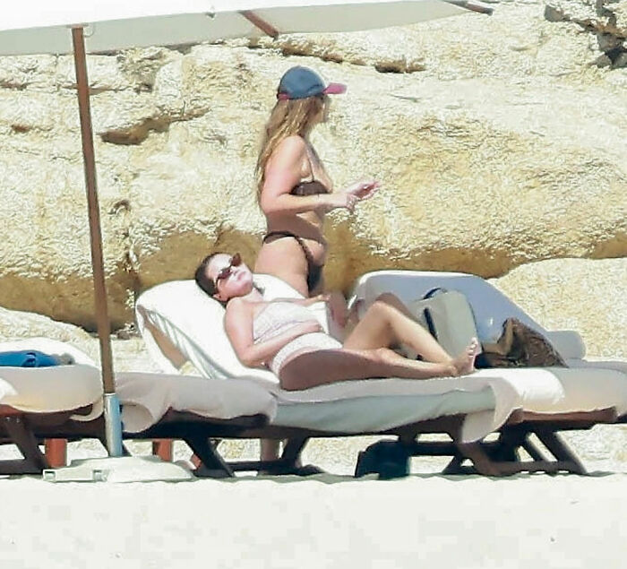 “Coverup”: Detail Of Selena Gomez’s Beach Trip Reignites Conspiracy Theories About Her Transplant