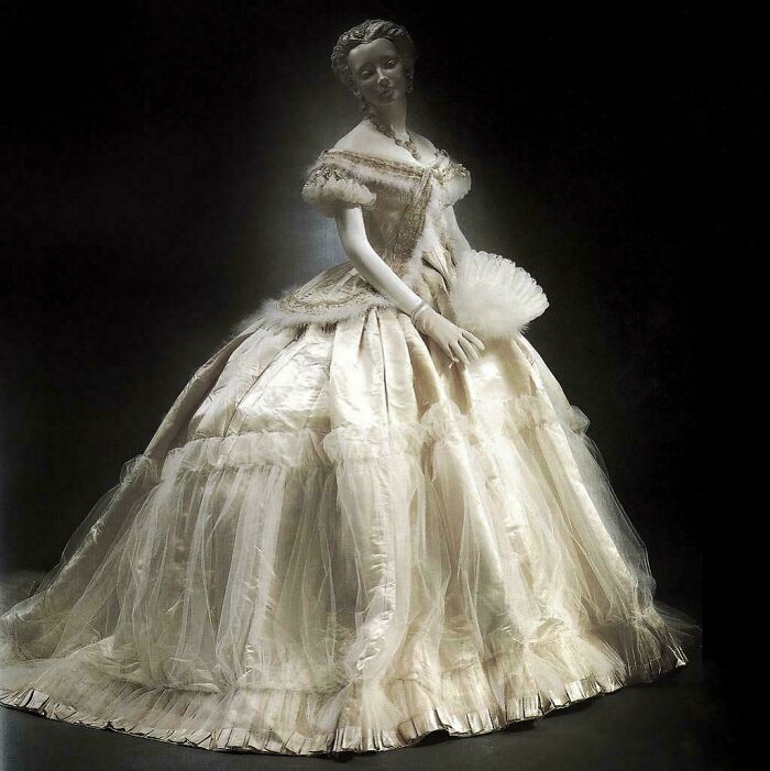 103 Historical Garments That Would Break The Internet If Anyone Wore Them Today (New Pics)