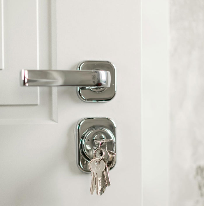 Woman Fed Up With Being Her Roommates&rsquo; Personal Doorman, Ignores Their Calls