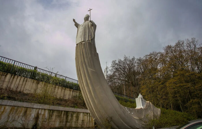 79 Statues From All Over The World That Make People Question Reality