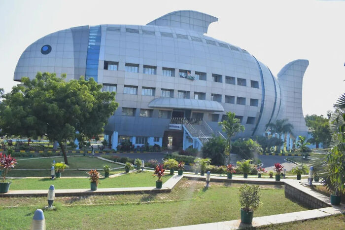 79 Statues From All Over The World That Make People Question Reality