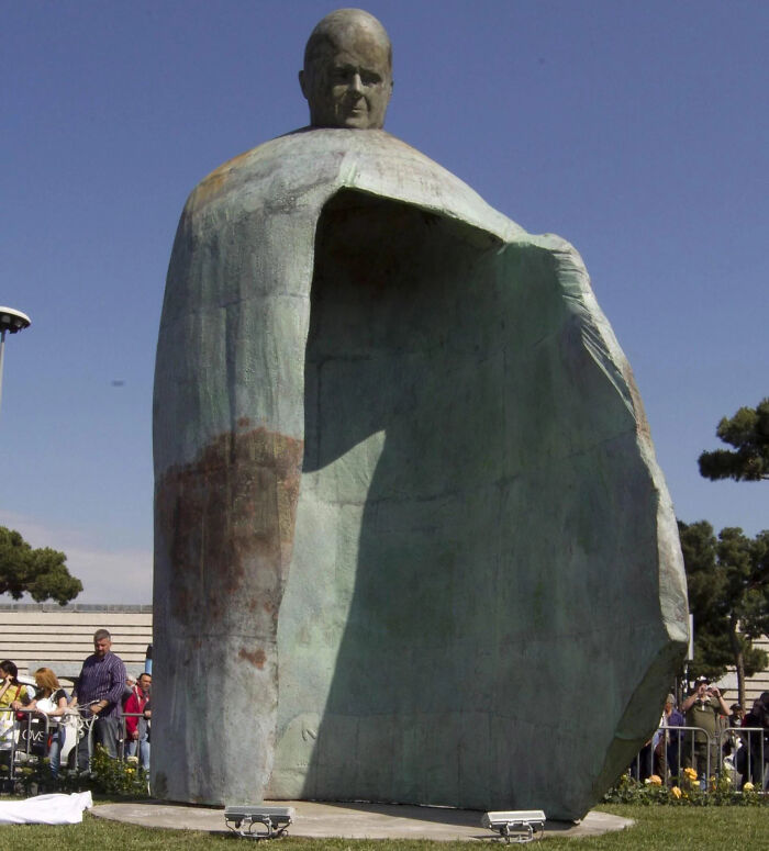 79 Statues From All Over The World That Make People Question Reality
