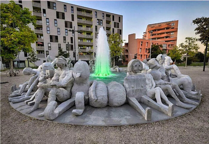 79 Statues From All Over The World That Make People Question Reality