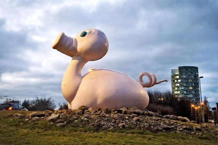 79 Statues From All Over The World That Make People Question Reality