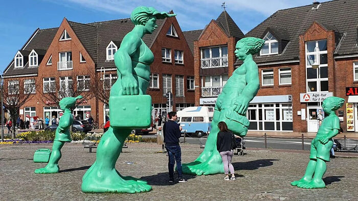 79 Statues From All Over The World That Make People Question Reality