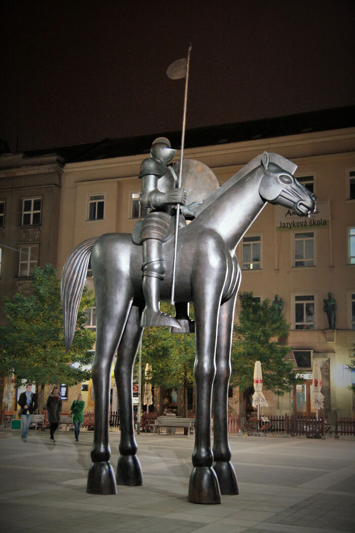 79 Statues From All Over The World That Make People Question Reality